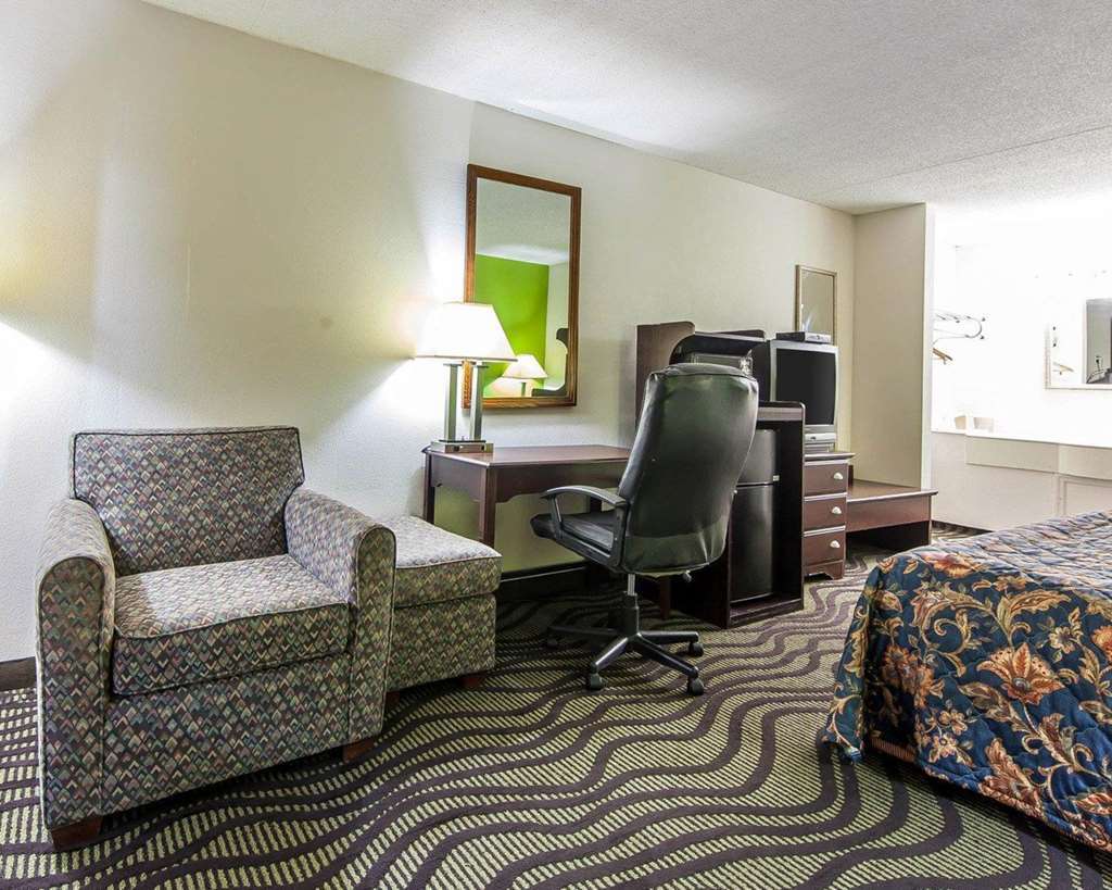 Days Inn By Wyndham Calhoun Ga I-75 And Us-41 الغرفة الصورة