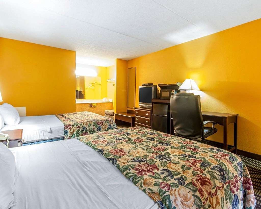 Days Inn By Wyndham Calhoun Ga I-75 And Us-41 الغرفة الصورة