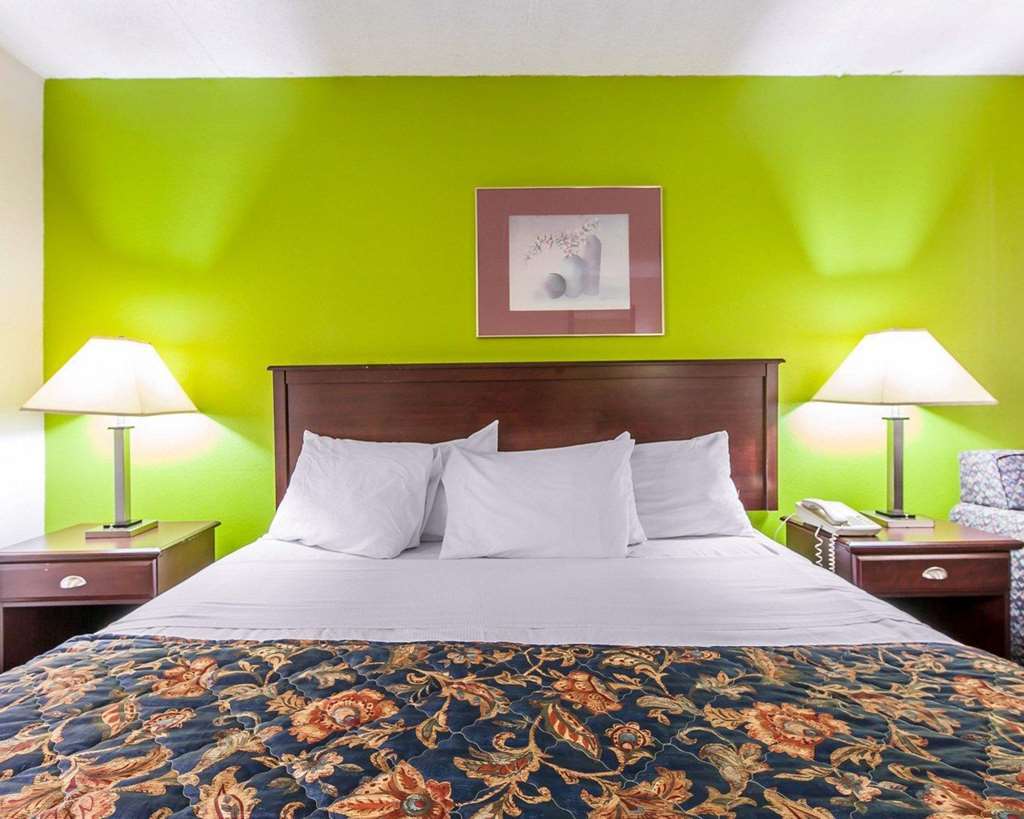 Days Inn By Wyndham Calhoun Ga I-75 And Us-41 الغرفة الصورة
